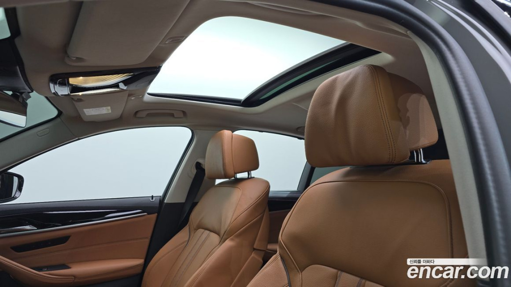 BMW 5-Series 520i Luxury, 2022
