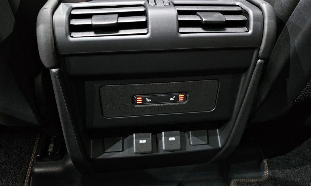 Land Rover Defender 110 P300 X-Dynamic SE, 2024