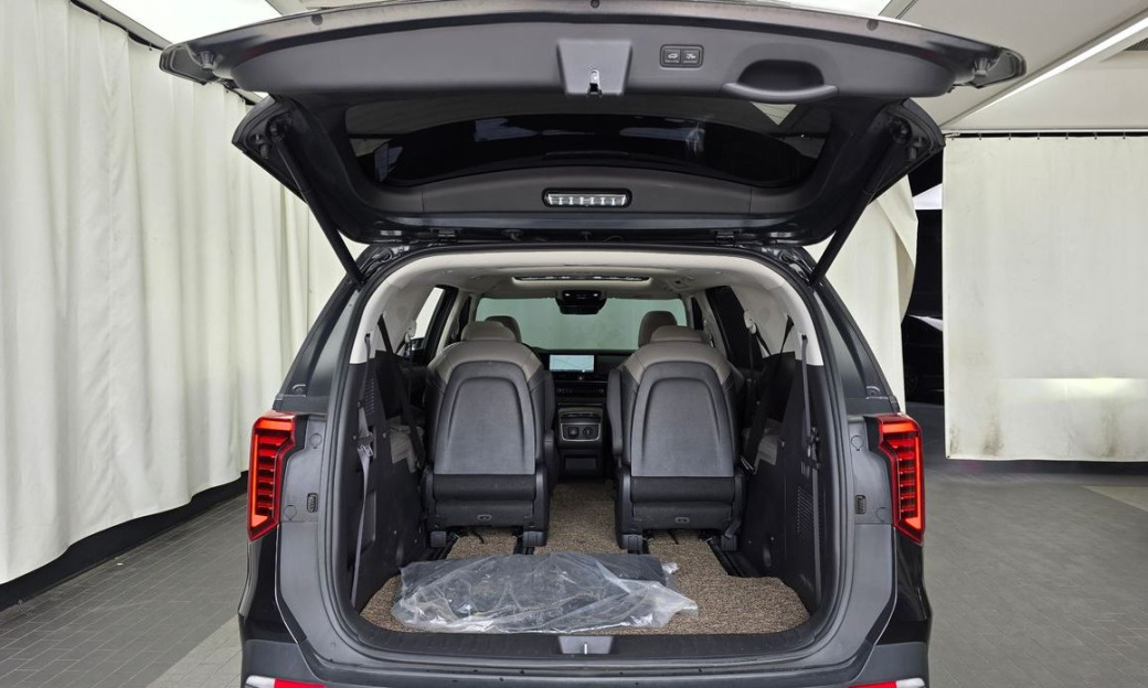 Kia Carnival 9-Seater Gravity, 2024