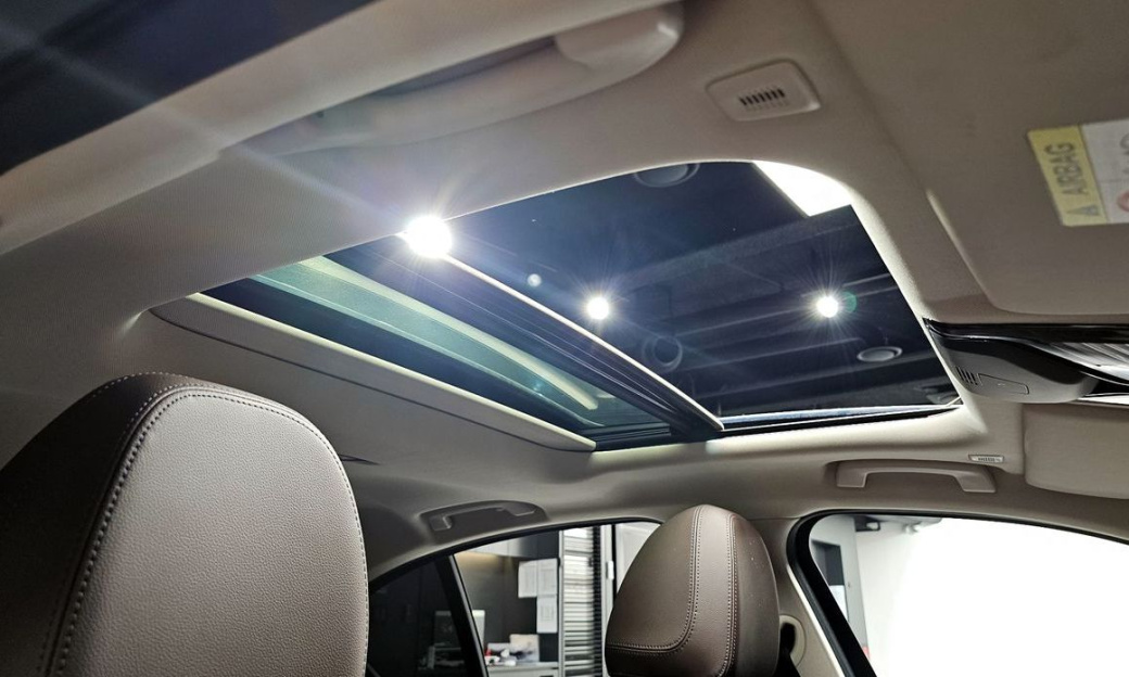 BMW 3-Series 320i Luxury, 2022