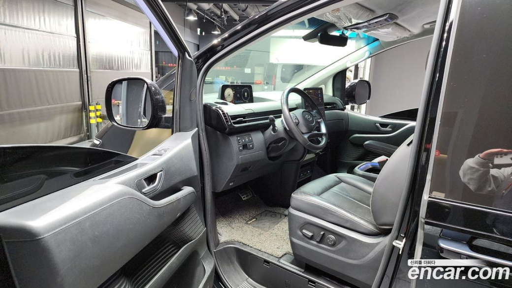 Hyundai Staria 4WD Lounge 9-Seater, 2024