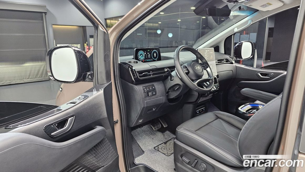 Hyundai Staria Lounge 9-Seater, 2025