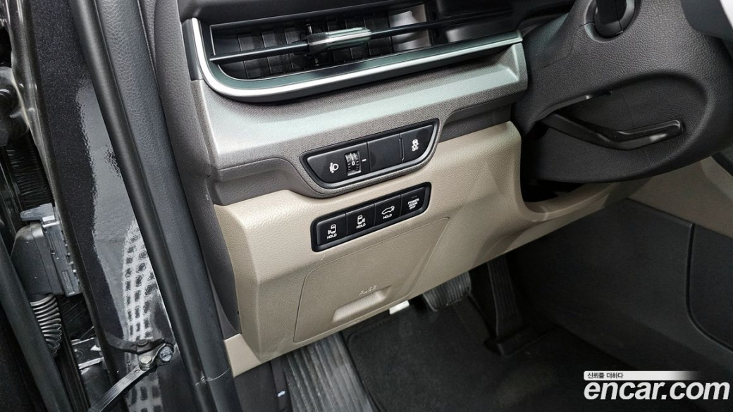 Kia Carnival 7-Seater Outdoor, 2025