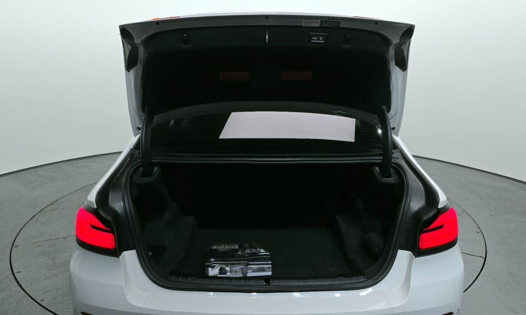 BMW 5-Series 520i Luxury, 2023