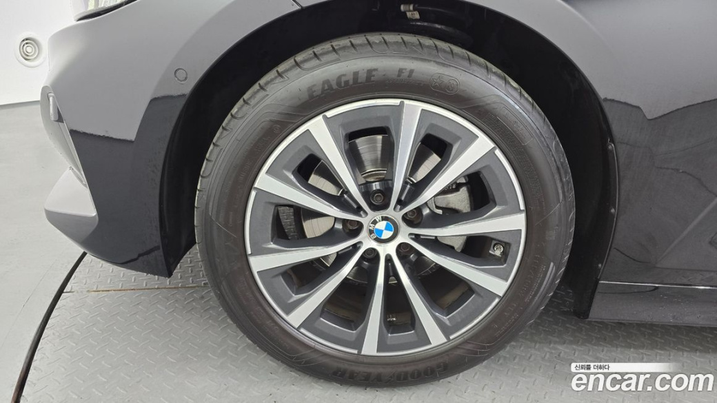 BMW 3-Series 320i, 2023