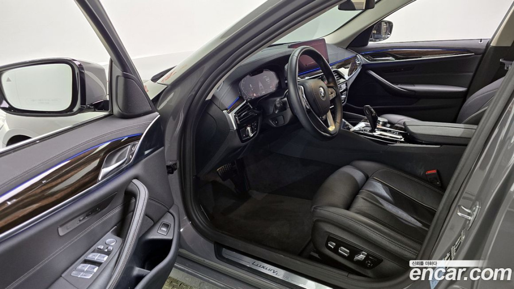 BMW 5-Series 520i Luxury, 2022