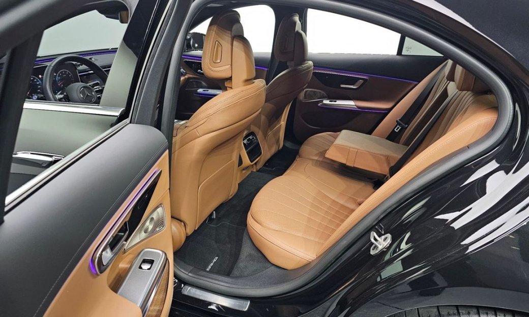 Mercedes-Benz E-Class E300 4MATIC AMG Line, 2025