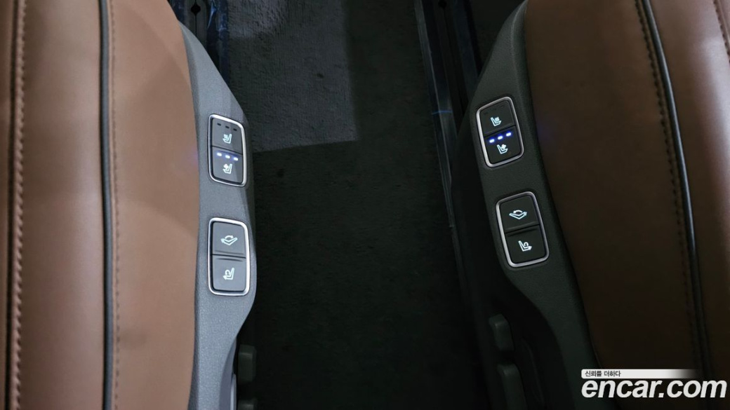 Hyundai Staria 4WD Lounge 7-Seater, 2022