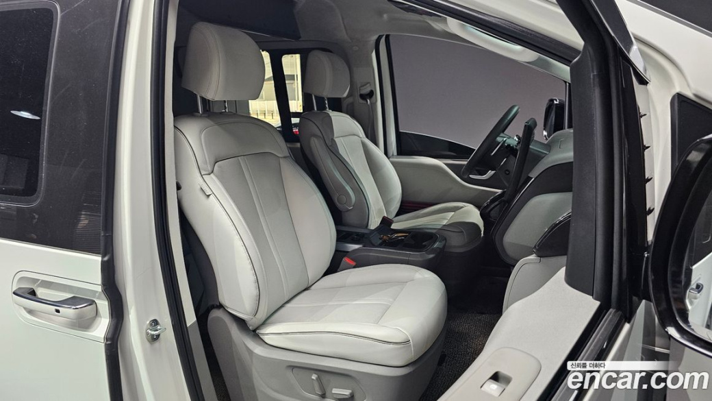 Hyundai Staria 4WD Lounge 7-Seater, 2023