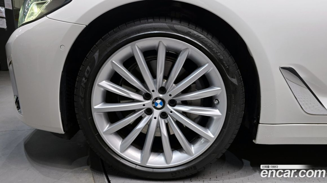 BMW 5-Series 530i Luxury, 2023