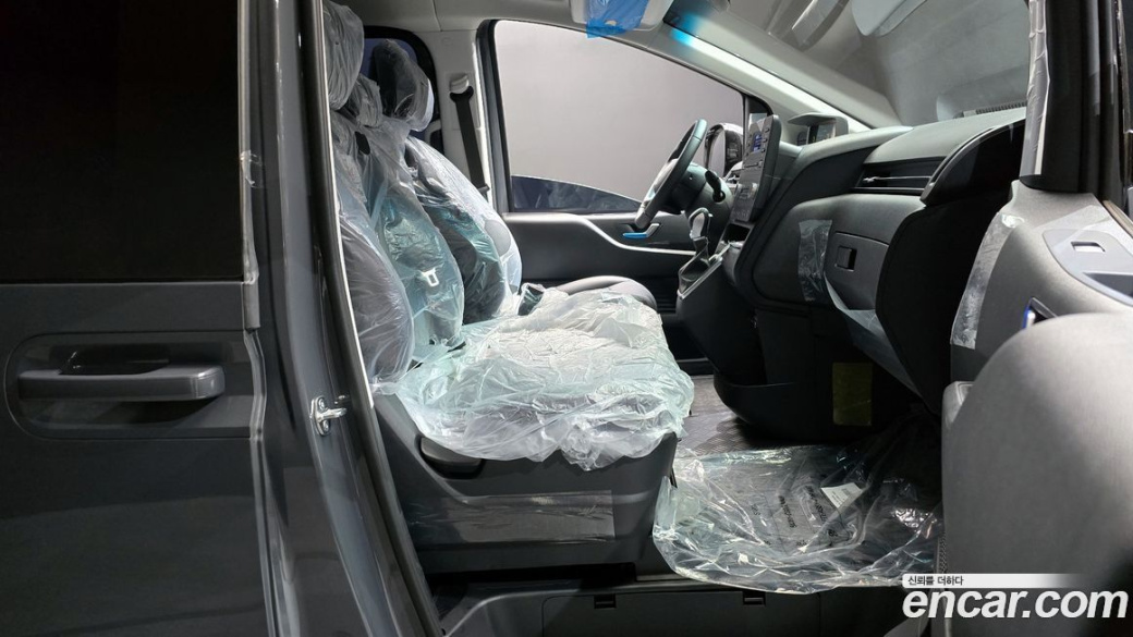 Hyundai Staria 4WD Tourer 11-Seater, 2025