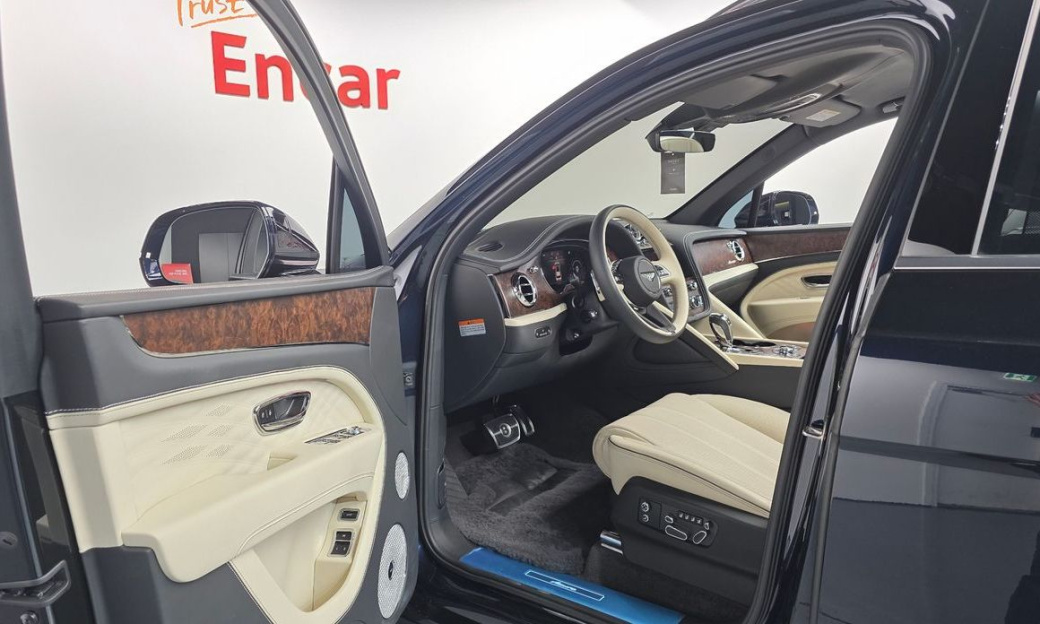 Bentley Bentayga 4.0 V8 EWB Azure, 2025