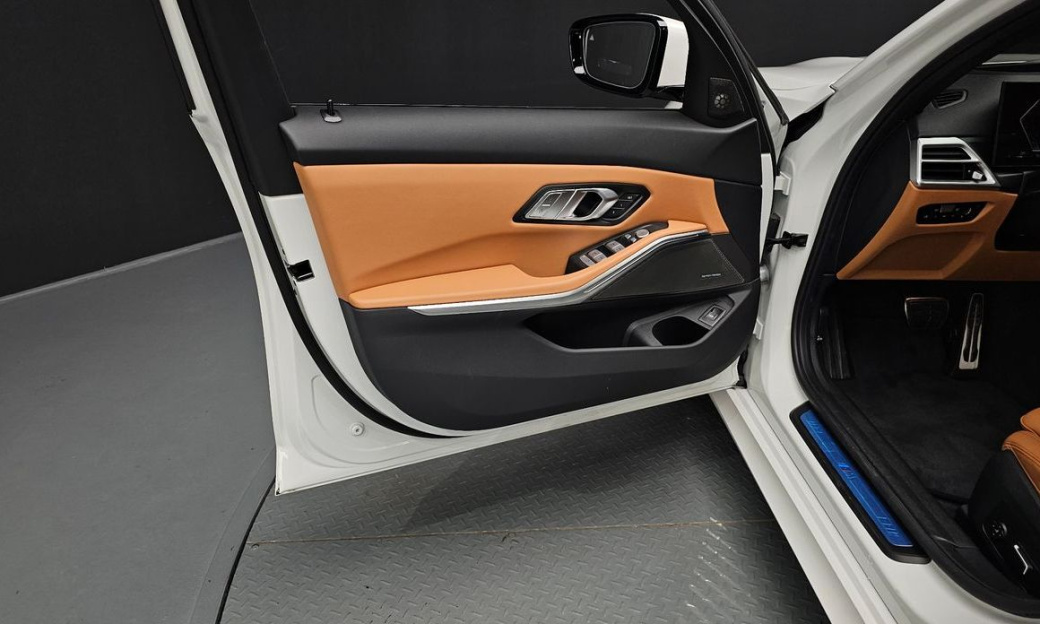 BMW 3-Series 320i M Sport, 2025