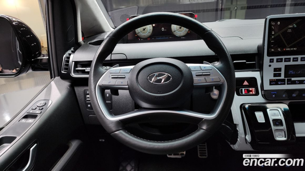 Hyundai Staria 4WD Lounge 7-Seater, 2022