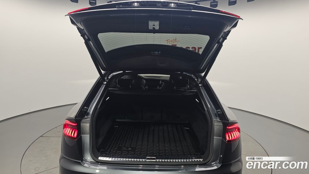 Audi Q8 55 TFSI Quattro Premium, 2023