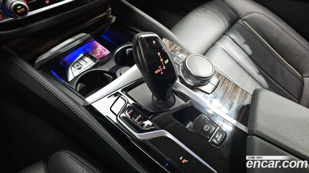 BMW 5-Series 520i Luxury, 2022