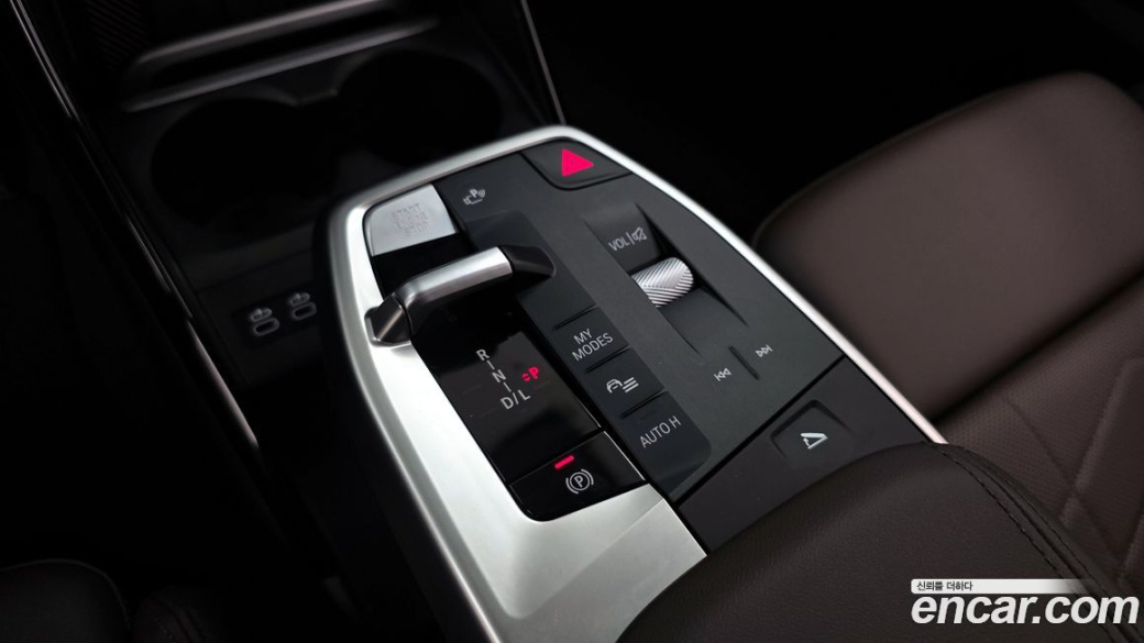 BMW 2-Series 220i Luxury, 2025