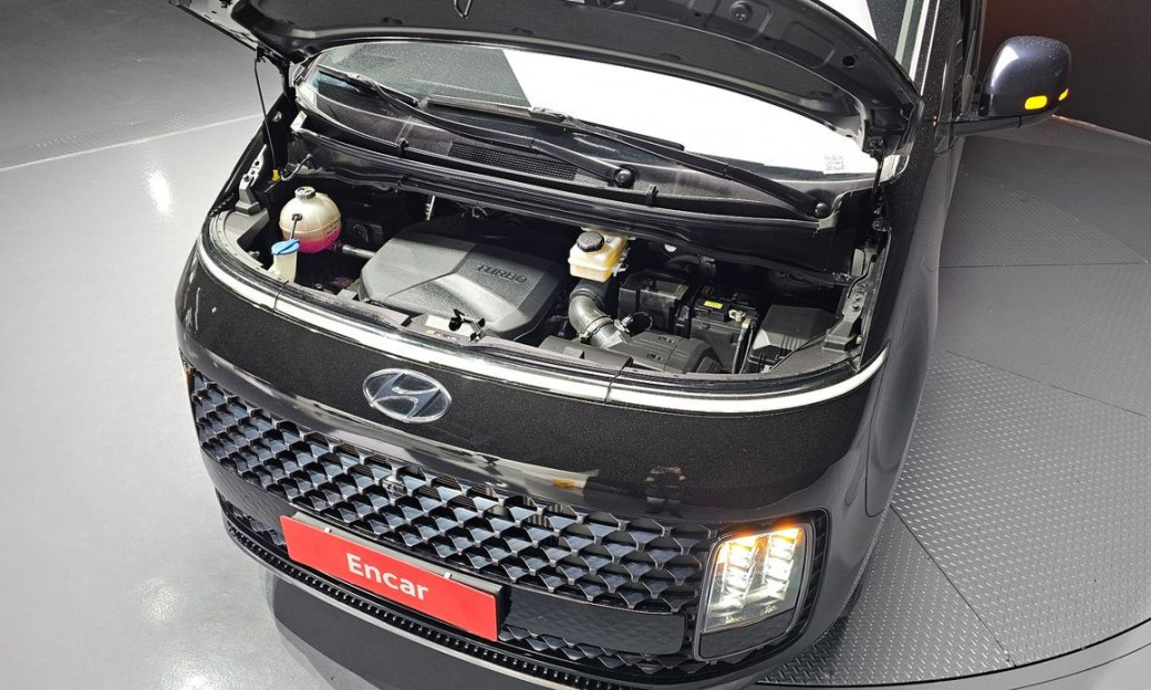 Hyundai Staria 4WD Lounge 9-Seater, 2022