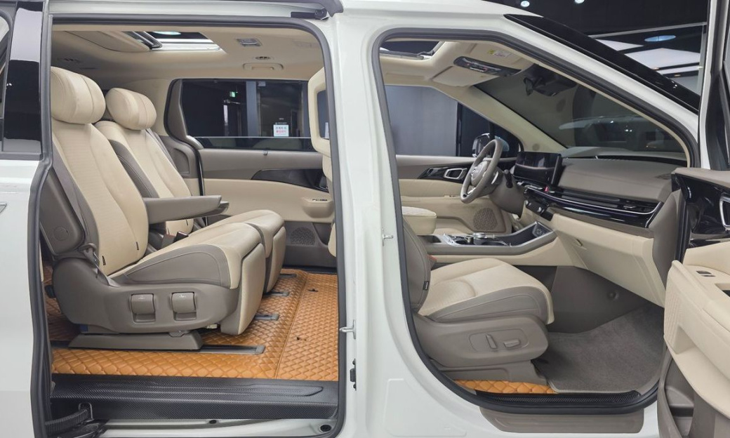 Kia Carnival 7-Seater Signature, 2024