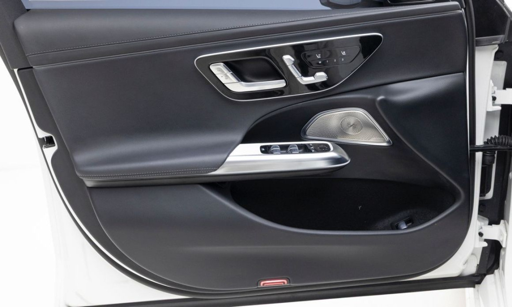 Mercedes-Benz E-Class E350 4MATIC Exclusive, 2025
