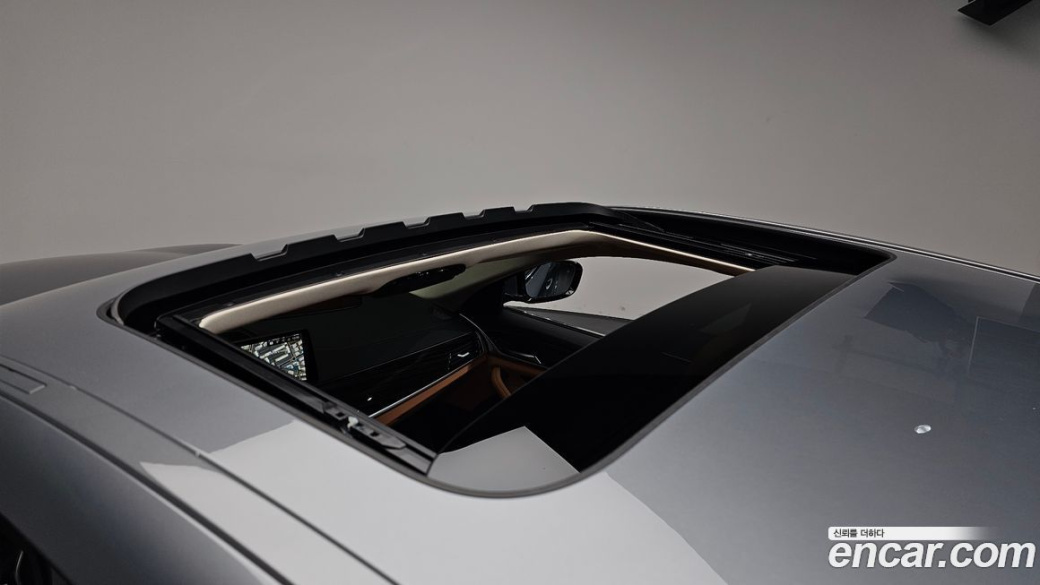 BMW 5-Series 520i Luxury, 2023