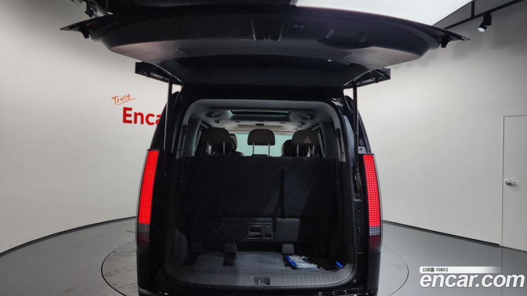 Hyundai Staria 4WD Lounge 7-Seater, 2023