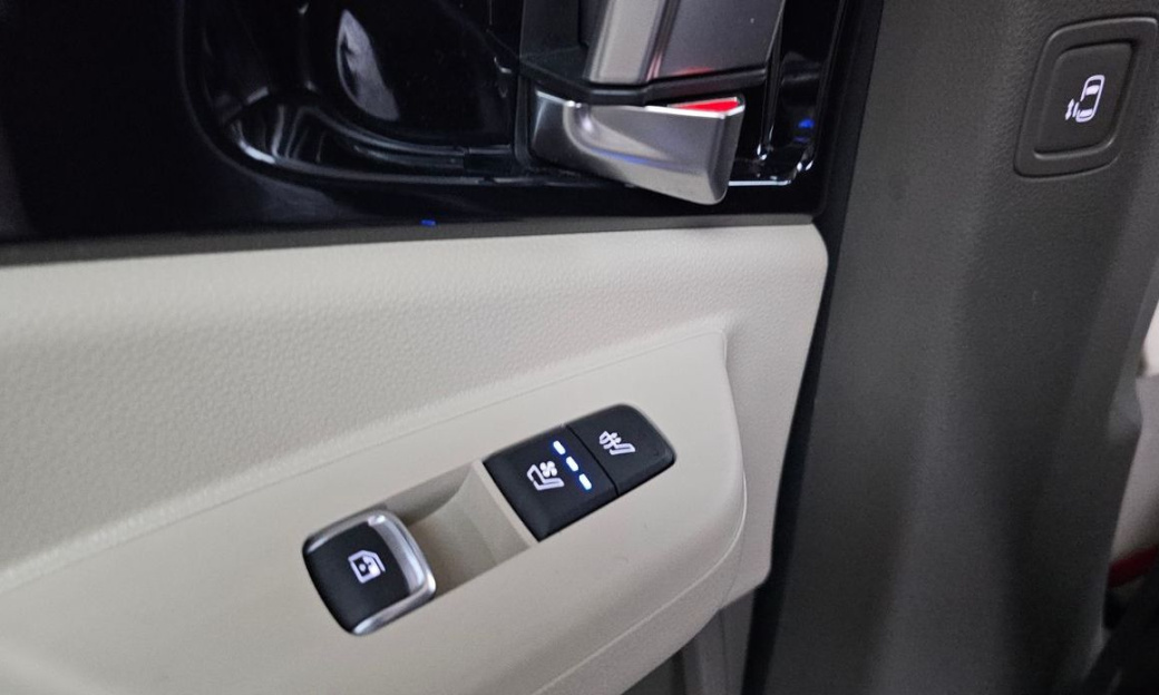 Kia Carnival 9-Seater Signature, 2024