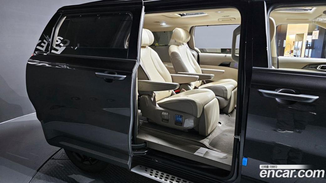 Kia Carnival 7-Seater Gravity, 2024