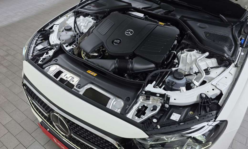 Mercedes-Benz E-Class E300 4MATIC AMG Line, 2025