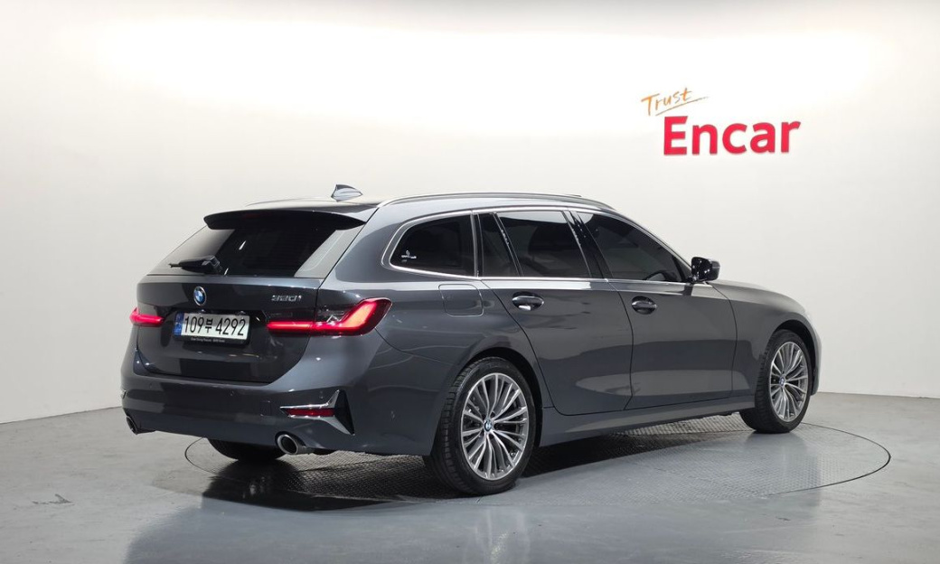 BMW 3-Series 320i Touring Luxury, 2022