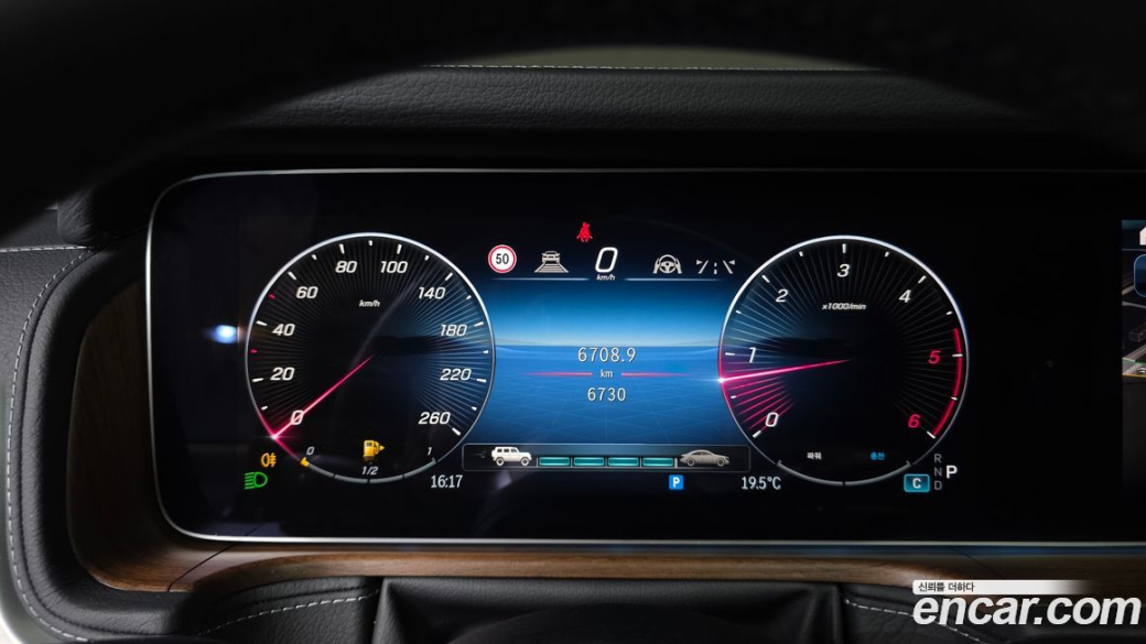 Mercedes-Benz G-Class G450d, 2025