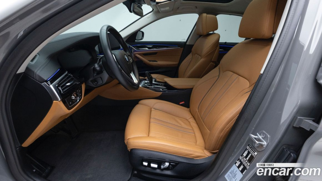 BMW 5-Series 520i Luxury, 2022