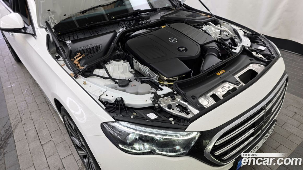 Mercedes-Benz E-Class E300 4MATIC Exclusive, 2026