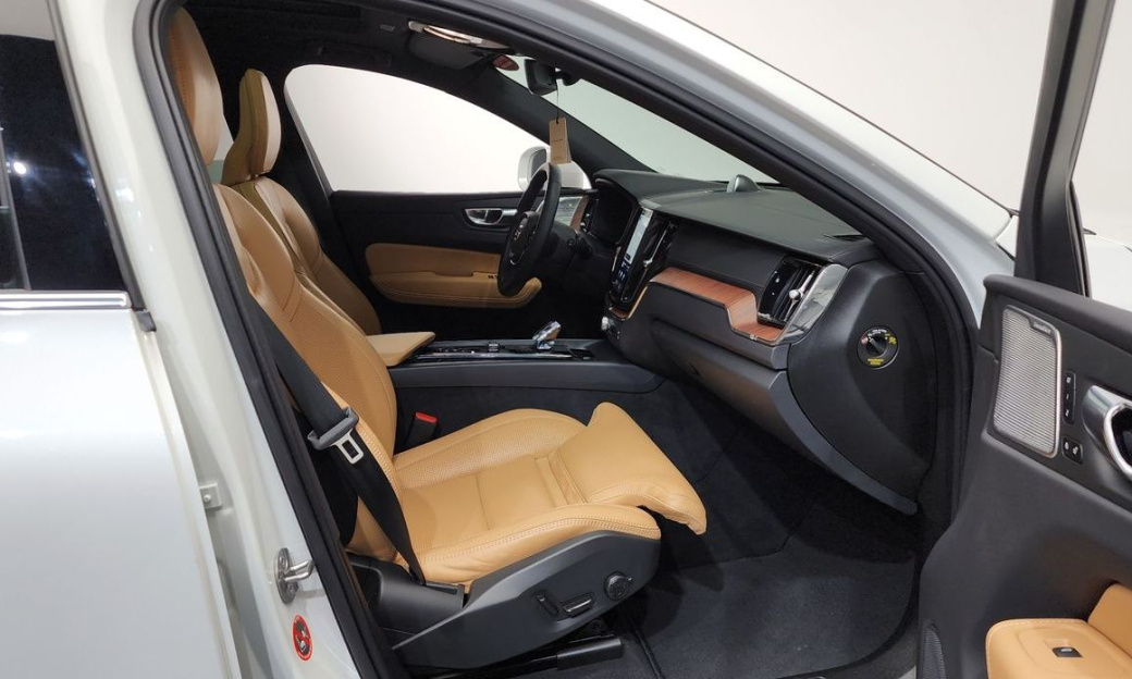 Volvo XC60 B5 Ultra Bright, 2025
