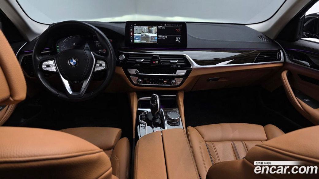 BMW 5-Series 520i Luxury, 2023