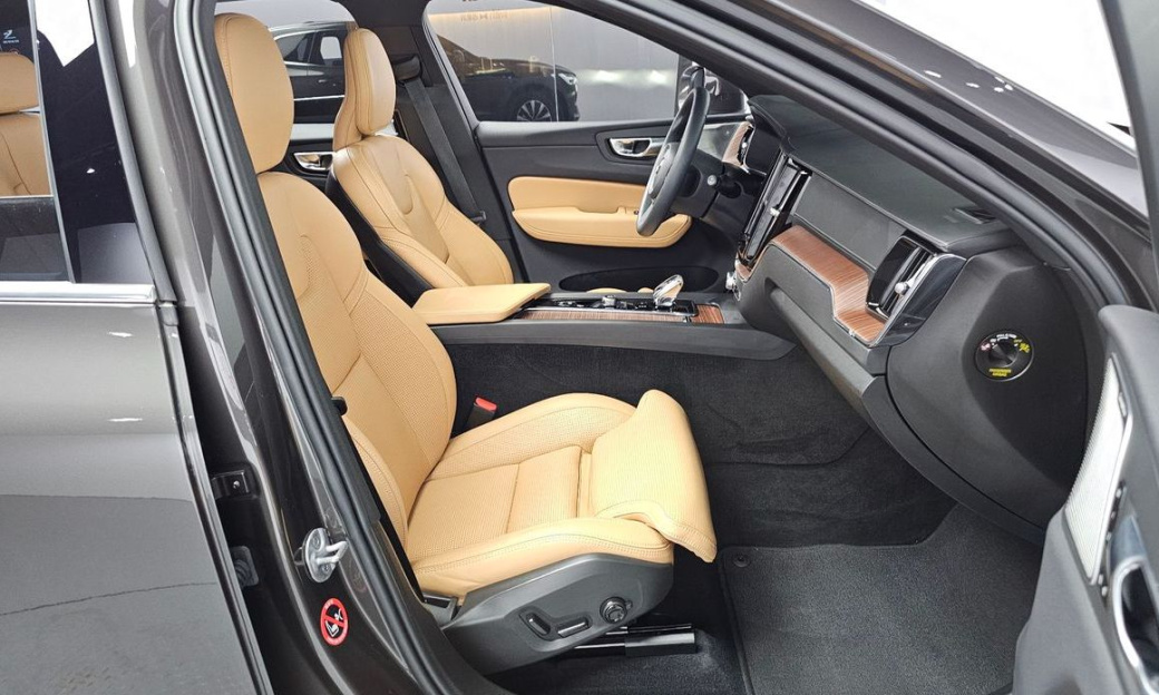 Volvo XC60 B5 Ultimate Bright, 2024