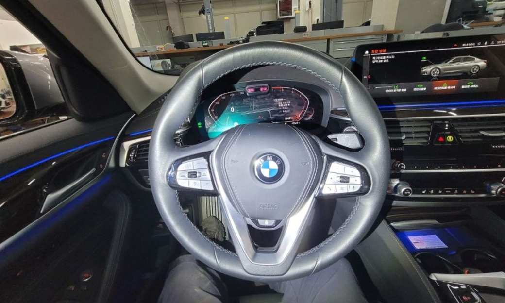 BMW 5-Series 520i Luxury, 2023