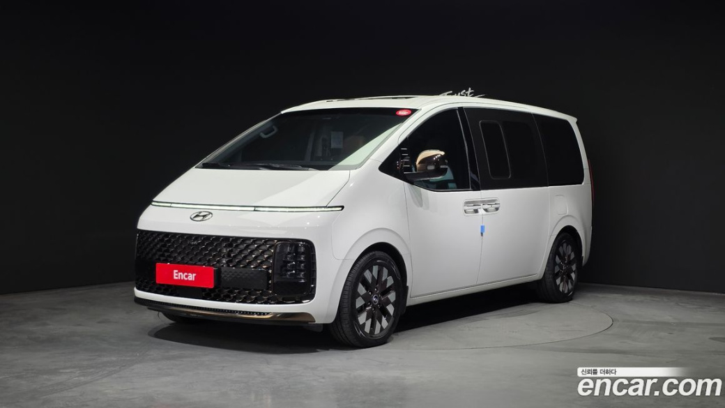 Hyundai Staria 4WD Lounge 7-Seater, 2023
