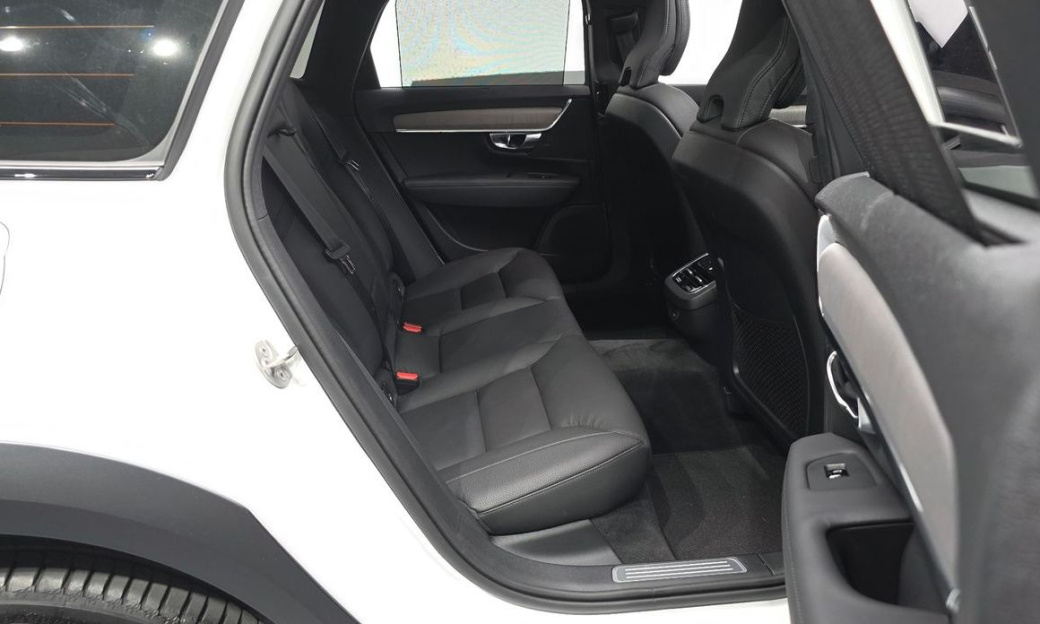 Volvo V90 B5 Plus AWD, 2025