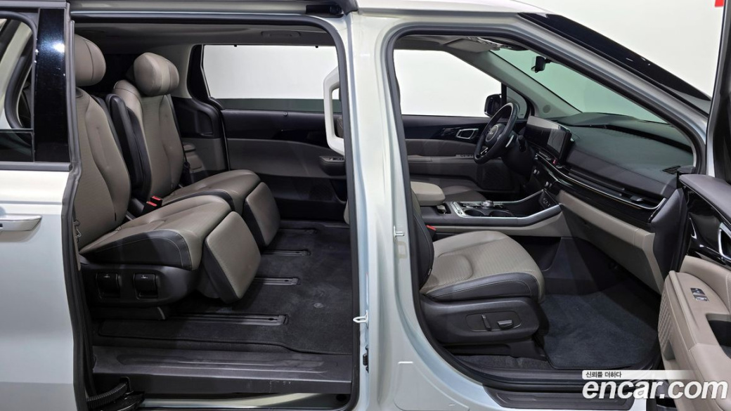 Kia Carnival 7-Seater Signature, 2024