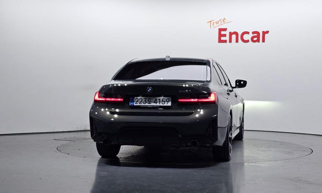 BMW 3-Series 320i M Sport, 2025