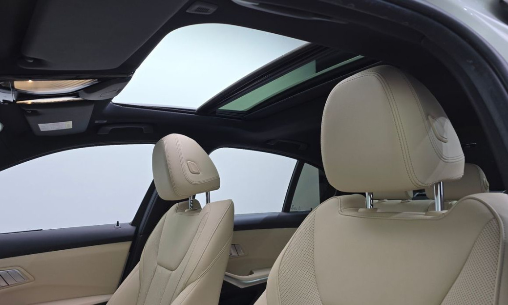 BMW 3-Series 320i, 2024