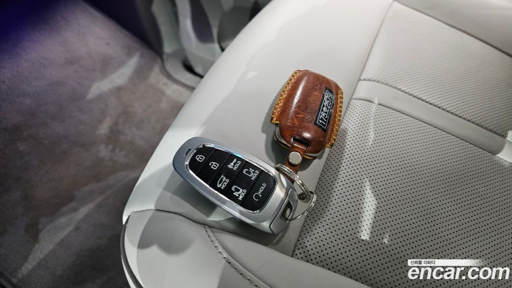 Hyundai Staria 4WD Lounge 9-Seater, 2023