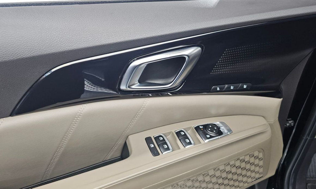 Kia Carnival 7-Seater Gravity, 2024
