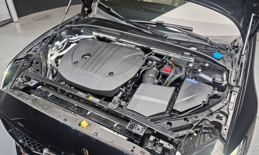 Volvo S60 B5 Ultimate Dark, 2024
