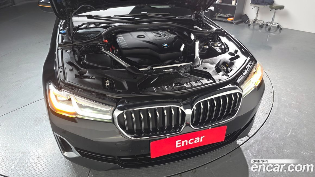 BMW 5-Series 520i Luxury, 2023
