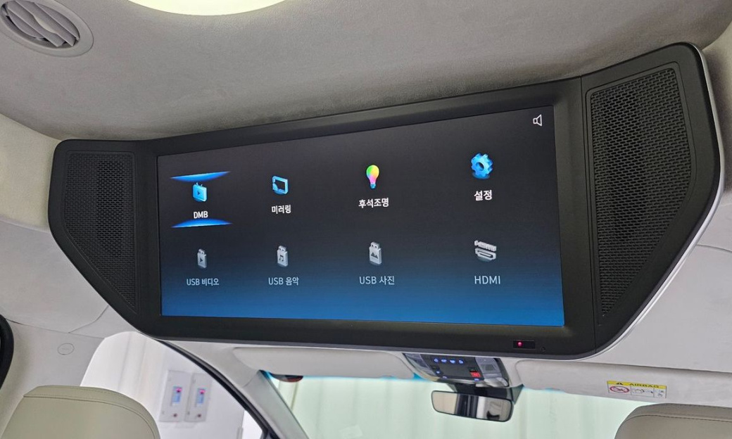 Hyundai Staria 4WD Lounge 7-Seater, 2022