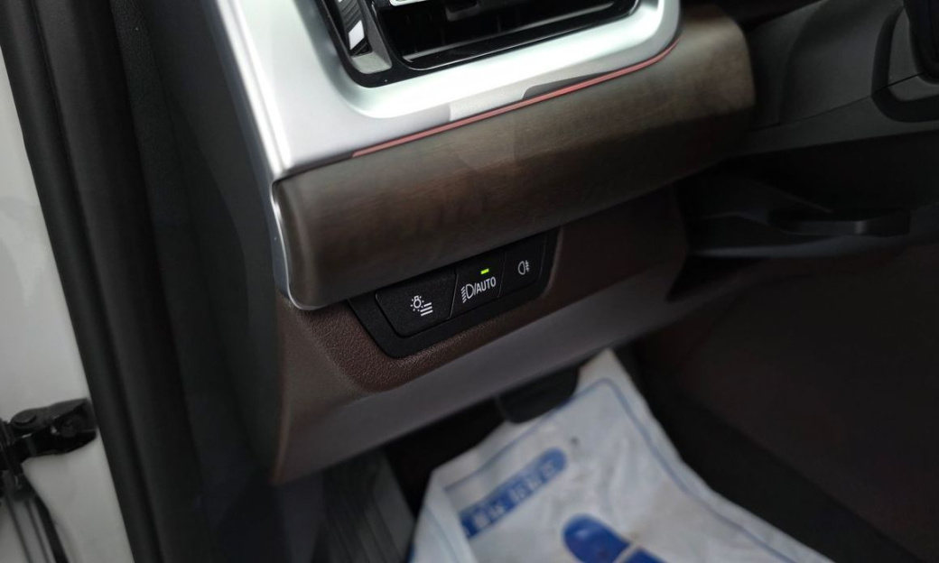 BMW 2-Series 220i Luxury, 2025