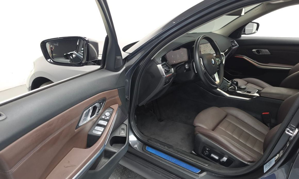 BMW 3-Series 320i Touring Luxury, 2022