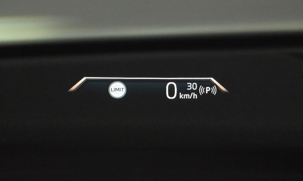 BMW 2-Series 220i Luxury, 2025